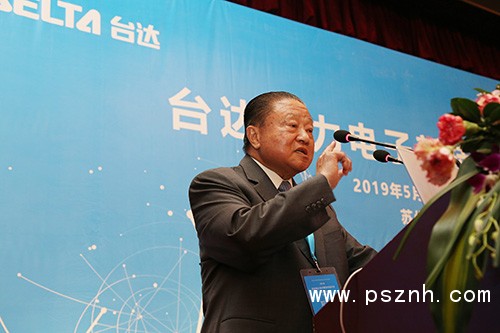 2-臺(tái)達(dá)創(chuàng)辦人暨榮譽(yù)董事長鄭崇華先生強(qiáng)調(diào)，我國電力電子學(xué)科的蓬勃發(fā)展，離不開師生的共同努力