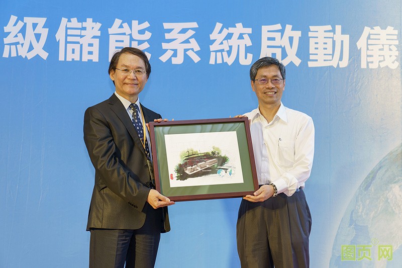 03-臺(tái)達(dá)儲(chǔ)能解決方案獲得沃旭能源肯定，裝置于沃旭捐贈(zèng)彰化師范大學(xué)的示范案場(chǎng)，彰師大郭艶光校長(zhǎng)(左)特向臺(tái)達(dá)能源基礎(chǔ)設(shè)施暨工業(yè)解決方案事業(yè)群總經(jīng)理張建...