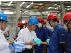 正泰電氣黨委書記陳成劍、常務(wù)副總裁陳國良等一行深入生產(chǎn)一線慰問“送清涼”活動