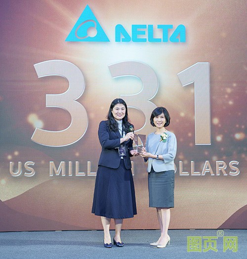 02-臺達連續(xù)十年入選臺灣二十五大國際品牌，品牌長郭珊珊(右)代表領(lǐng)獎