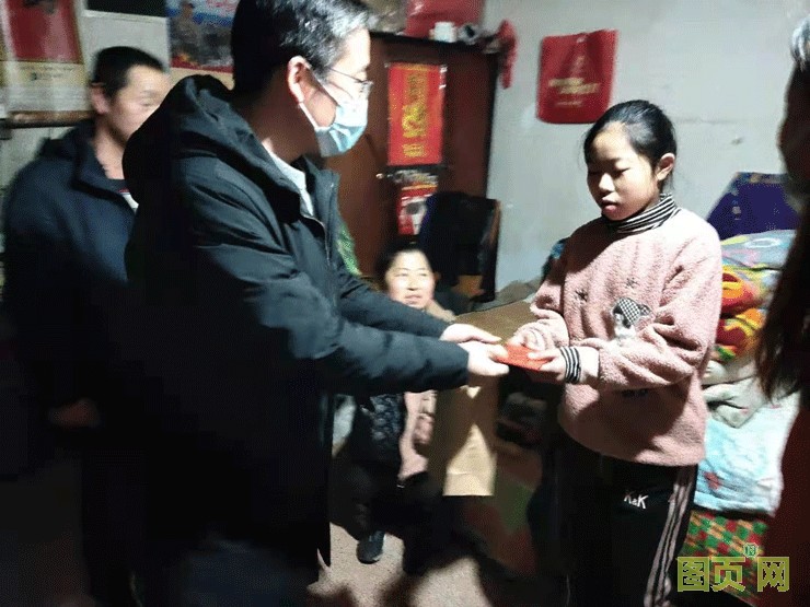 會長李明代表淄博市儀器儀表行業(yè)協(xié)會向貧困家庭送去了現(xiàn)金紅包