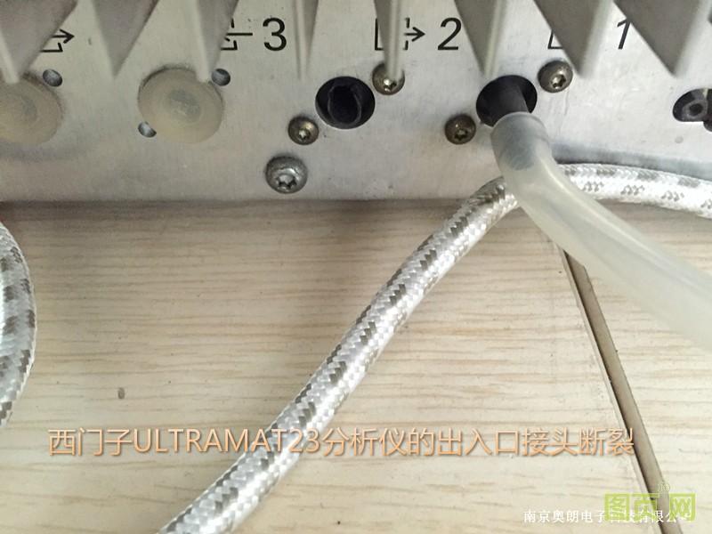 西門子ULTRAMAT23分析儀的出入口接頭斷裂_meitu_14
