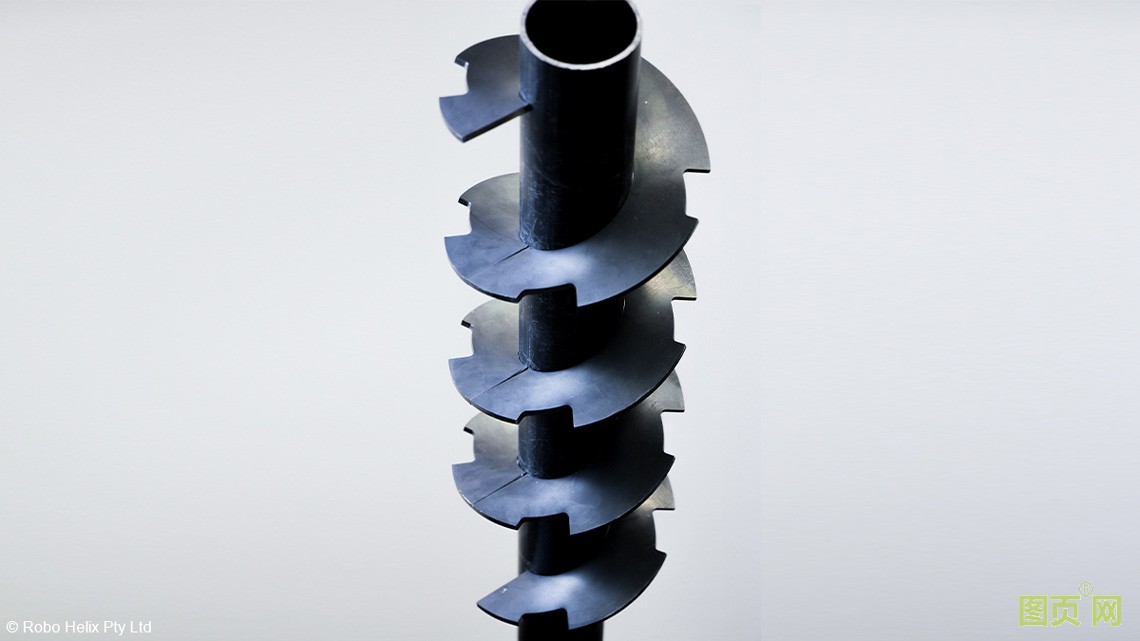 RoboHelix RX250 可以比傳統(tǒng)的制造工藝更快、更安全、更有效地完成葉片成型。 