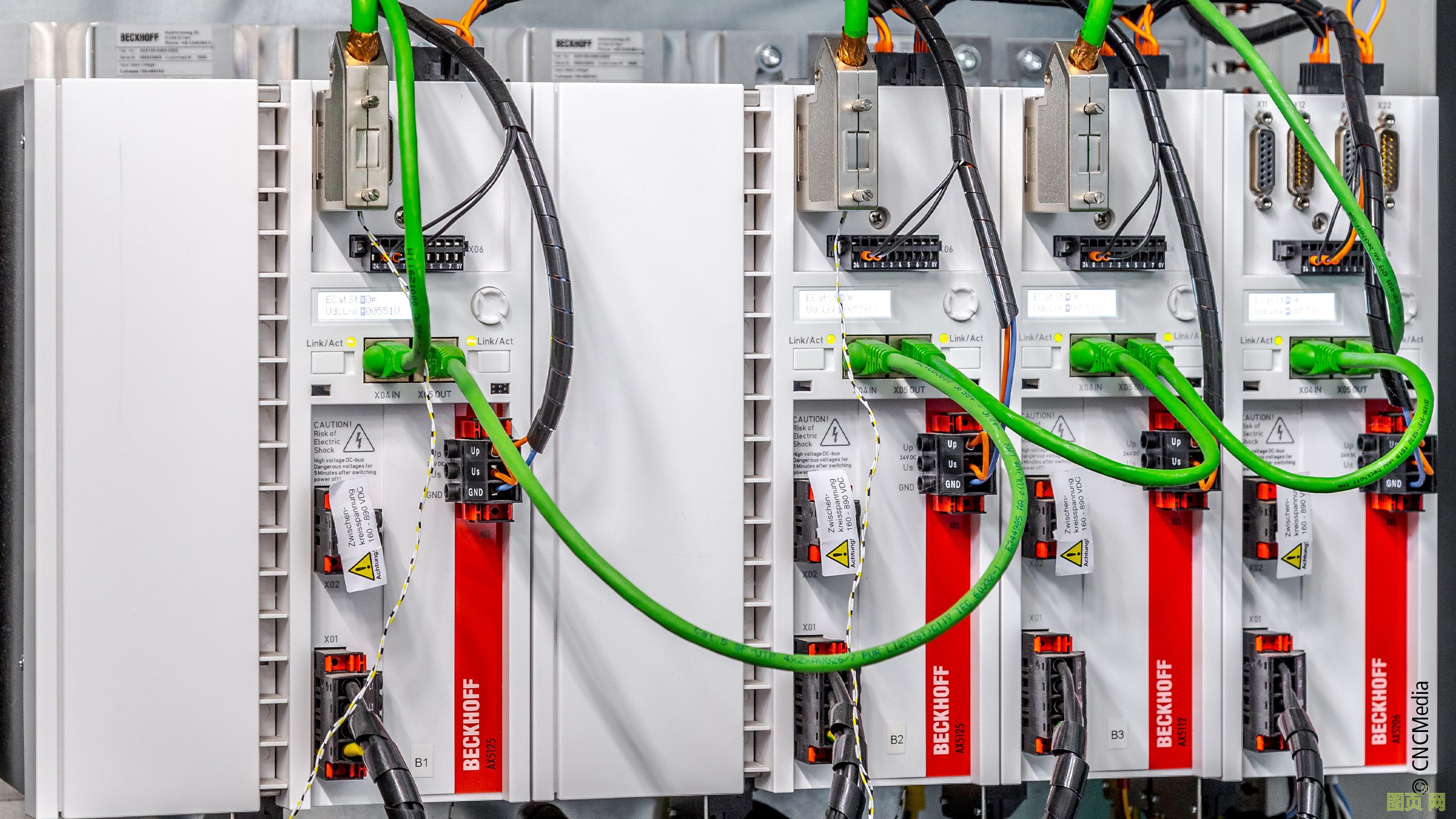 Plasma-Tech Systems 公司售后服務(wù)經(jīng)理 János Imrei 在 PTL 4001 光纖激光切割機前 