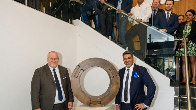 “忠誠與責(zé)任”雕塑蘊含Endress+Hauser企業(yè)文化。