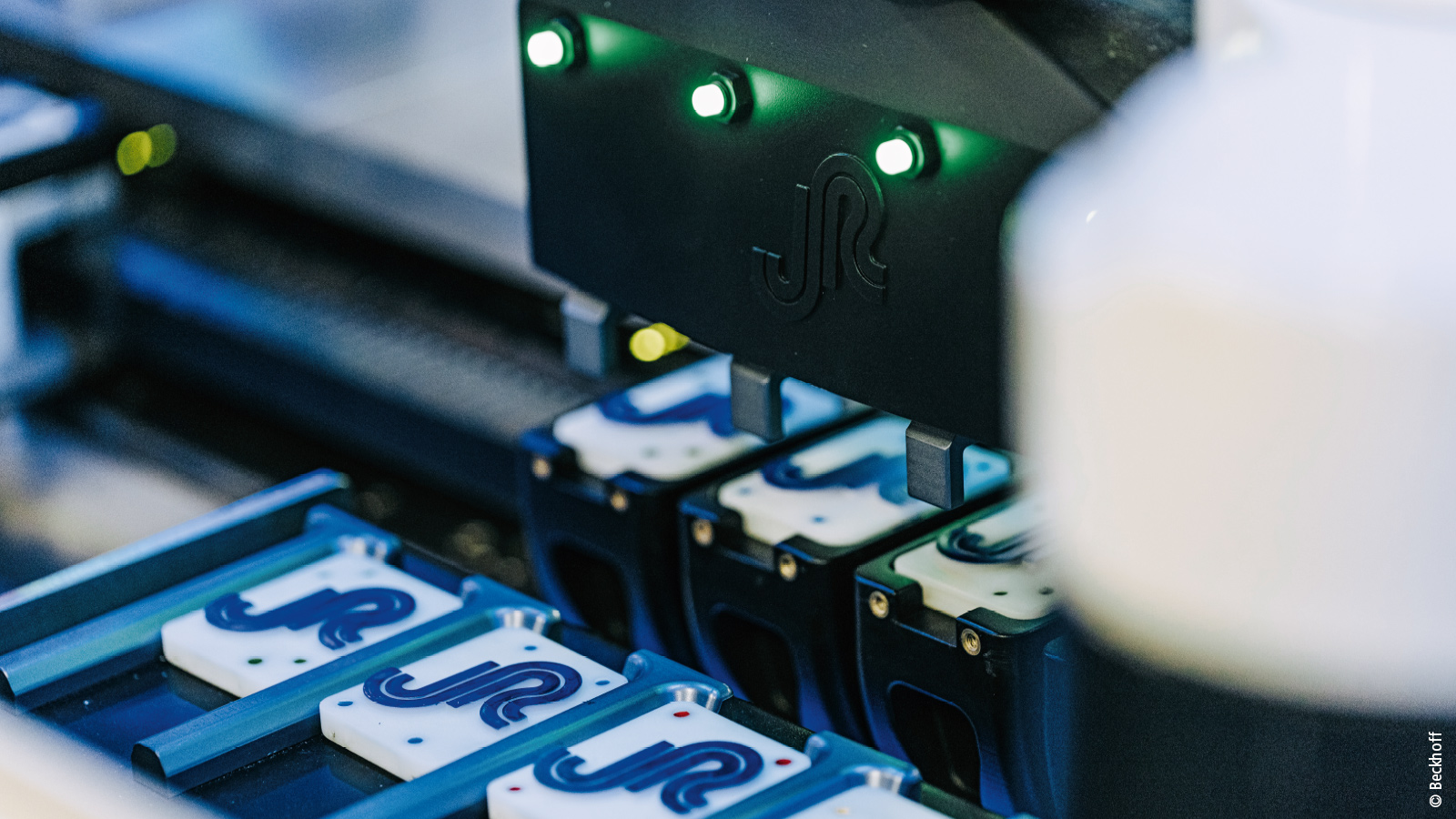 XTS 動(dòng)子既可同步運(yùn)行，也可異步運(yùn)行，因此非常適合用于并行加工多個(gè)工件，例如圖中展示的四工位應(yīng)用場(chǎng)景所示。